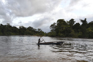 Gunsi varen in een boot - Suriname Highlights rondreis Around The World Travel