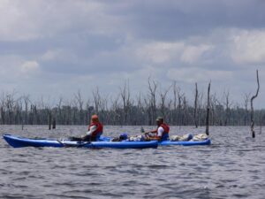 kayak stuwmeer - rondreis highlights Suriname - Around the World Travel