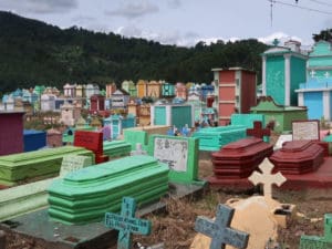 reis_3_dag_08_kerkhof_chichi_2 - guatemala - around the world travel