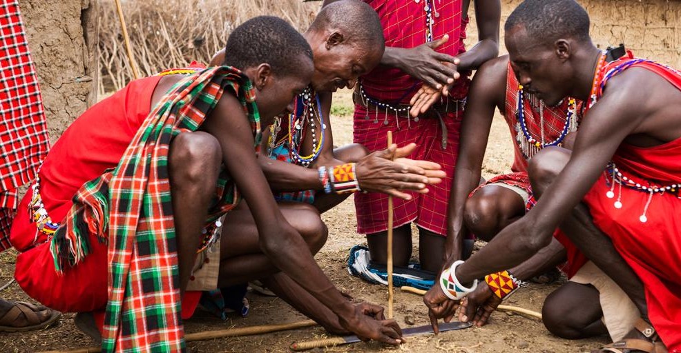 Dag 2 - Activiteit - Maasai vuur maken | rondreis Tanzania - Around The World Travel