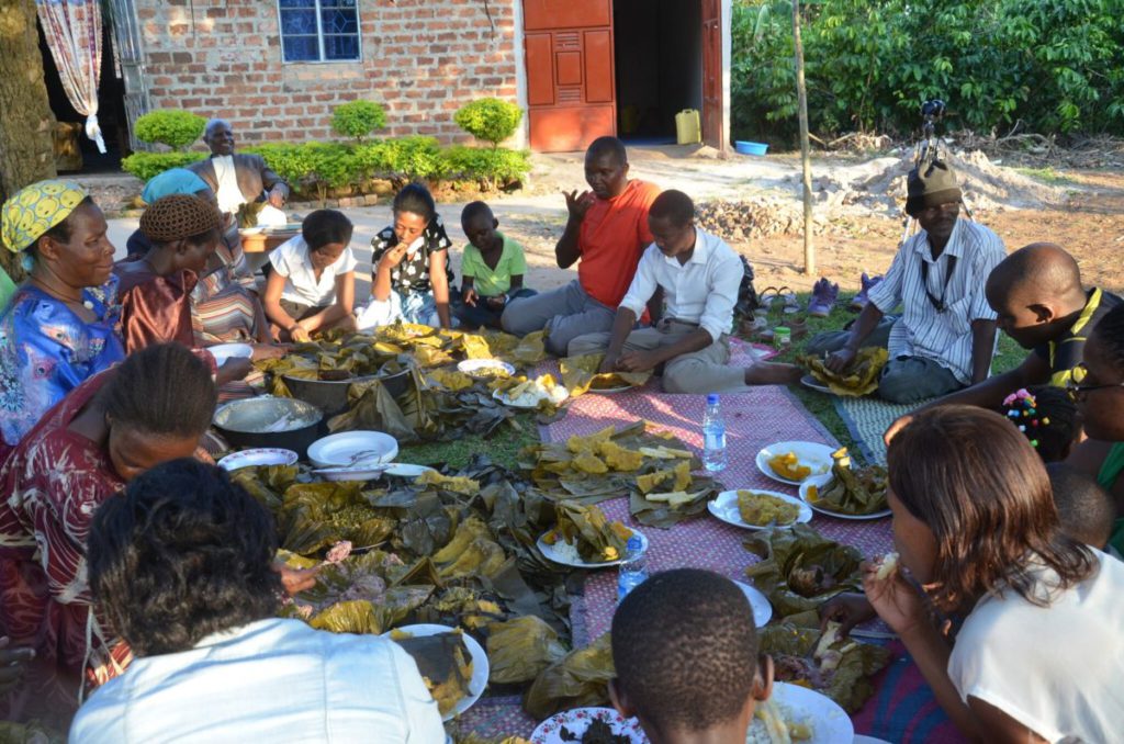 Entanda - Lokale lunch | rondreis Oeganda met Around The World Travel